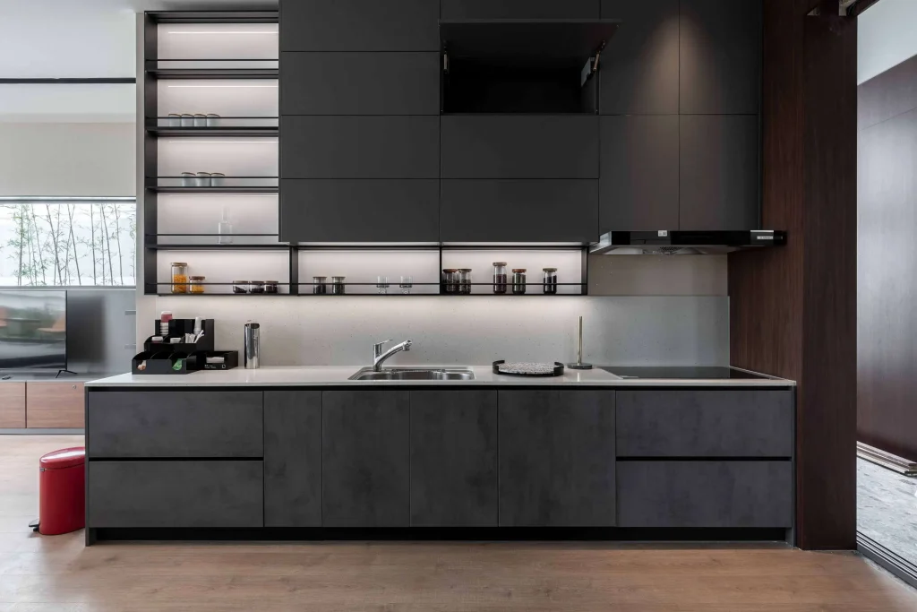 A close-up macro shot showing the fine dark line on the edge of a laminate board compared to the edge of a melamine board.